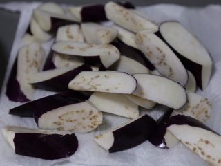 8、毛豆烧茄子,将茄子捞出沥干水份，用厨房纸吸去表面水分