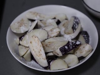 9、毛豆烧茄子,撒一些淀粉