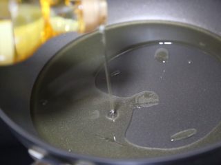 11、毛豆烧茄子,锅里倒入多一点油