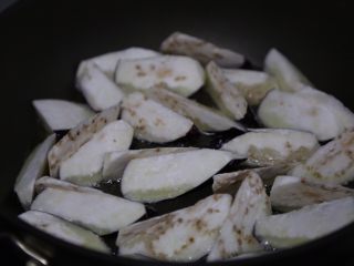 12、毛豆烧茄子,放入茄子半煎半炸