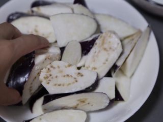 10、毛豆烧茄子,用手拌匀，再抖落多余的淀粉