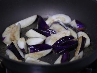 13、毛豆烧茄子,煎炸至茄子软烂