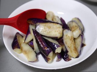 14、毛豆烧茄子,盛出碗中待用