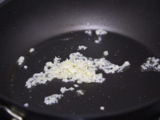 15、毛豆烧茄子,倒出锅里多余的油，留少许底油爆香蒜末