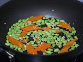 16、毛豆烧茄子,放入胡萝卜和毛豆拌炒