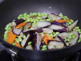 17、毛豆烧茄子,再加入茄子翻炒