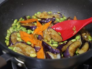 18、毛豆烧茄子,倒入酱油、香醋和蚝油翻炒均匀