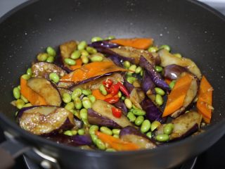 19、毛豆烧茄子,再加入小米辣