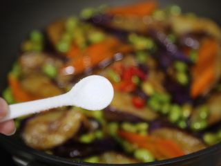 20、毛豆烧茄子,调入一点点盐和白糖提味