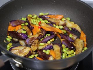 21、毛豆烧茄子,翻炒均匀即可