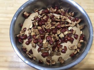 5、红糖大枣开花馒头,面团大概发酵两小时，给面团拍气时放入红枣，排气揉匀。