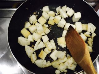 10、中西合璧的馒头鸡蛋披萨,油热后关小火，放入切好的馒头丁。翻炒均匀！