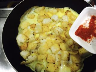 13、中西合璧的馒头鸡蛋披萨,接着均匀的撒入辣椒面！