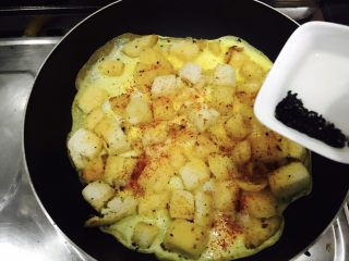 14、中西合璧的馒头鸡蛋披萨,均匀撒入黑芝麻！