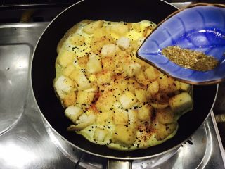 15、中西合璧的馒头鸡蛋披萨,均匀的撒入孜然粉！