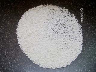 1、蒸糯米蛋糕,准备糯米,放入锅内,不加油