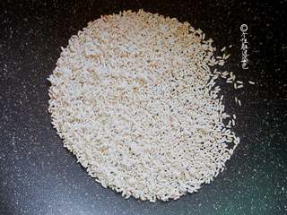 2、蒸糯米蛋糕,炒至微微发黄