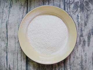 3、蒸糯米蛋糕,用料理机打成粉,先麻烦大家可以直接买现成的糯米粉