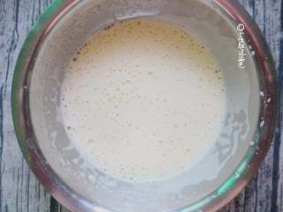 5、蒸糯米蛋糕,一直打发到体积变得3倍大,滴落下来的蛋糊不会马上消失即可