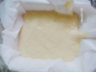 7、蒸糯米蛋糕,模具里放入油纸 ,直接把蛋糕液倒在上面。