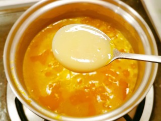 13、奶香南瓜粥,煮开后放入炼乳 增加奶香味和甜味