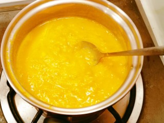 15、奶香南瓜粥,搅拌均匀 煮开  关火