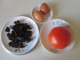 1、木耳番茄鸡蛋汤,准备好原材料；