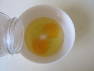2、木耳番茄鸡蛋汤,鸡蛋打入碗中， 加入适量的盐打散开来；
