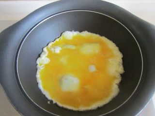 3、木耳番茄鸡蛋汤,热锅凉油， 倒入鸡蛋液；