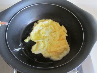 4、木耳番茄鸡蛋汤,热锅凉油， 倒入鸡蛋液；