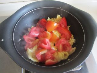 5、木耳番茄鸡蛋汤,再倒入番茄块进去翻炒；