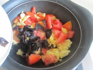 6、木耳番茄鸡蛋汤,微微出汁后加入黑木耳进去翻炒；