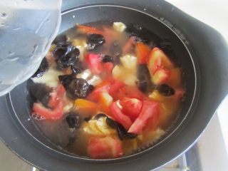 7、木耳番茄鸡蛋汤,加入适量的水炖煮二、三分钟；