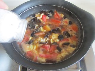 8、木耳番茄鸡蛋汤,最后加入适量的盐和胡椒粉调味；