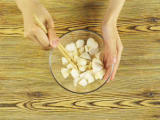 1、杏鲍菇秒变鸡米花,杏鲍菇1根切块装碗，加入盐3g拌匀