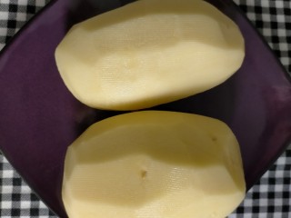 1、鸡腿炖土豆,土豆