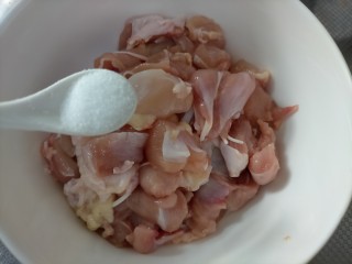 3、鸡腿炖土豆,盐半勺，少放不要放咸了，后面炒的时候还要放调料，调料也是闲的