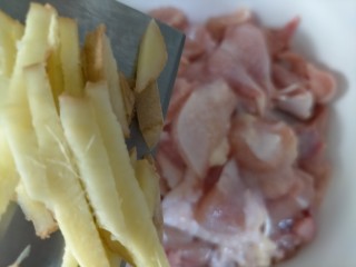4、鸡腿炖土豆,生姜丝