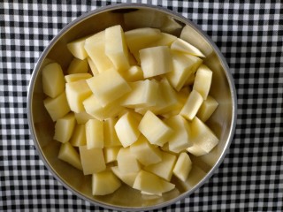 5、鸡腿炖土豆,土豆切块，大葱切点备用