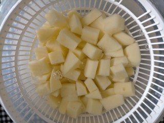 6、鸡腿炖土豆,过水两遍洗掉淀粉，省的炒的时候粘锅