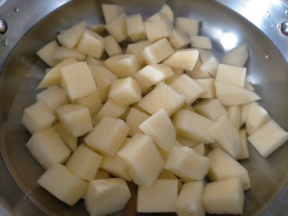 7、鸡腿炖土豆,跟冷水一块入锅焯熟，时间自己把握，熟了关火，不要捞出，盖上锅盖闷这