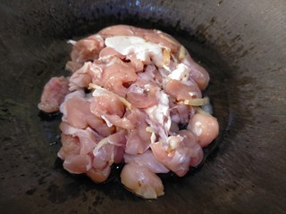 8、鸡腿炖土豆,倒入鸡肉，全程中火