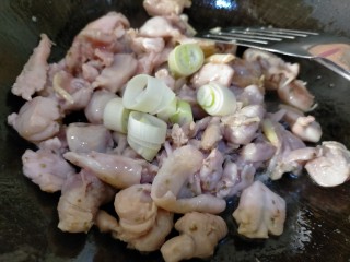 9、鸡腿炖土豆,翻炒至表面无肉色了加入大葱