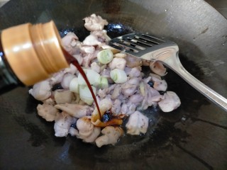 10、鸡腿炖土豆,生抽或者味极鲜