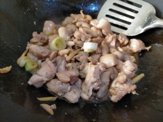 11、鸡腿炖土豆,翻炒均匀