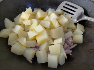 12、鸡腿炖土豆,土豆捞出直接滤水倒入锅中