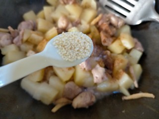 14、鸡腿炖土豆,鸡精