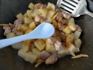 15、鸡腿炖土豆,盐一丢丢，虽然土豆之前没放盐，但是鸡腿在炒的过程中会出很多汤汁，土豆吸收汤汁也会变咸