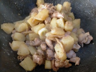 17、鸡腿炖土豆,混合翻炒至土豆变棉即可出锅