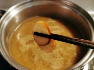 11、沙茶面,汤锅继续加热 放入烤素肠 煮半分钟入味